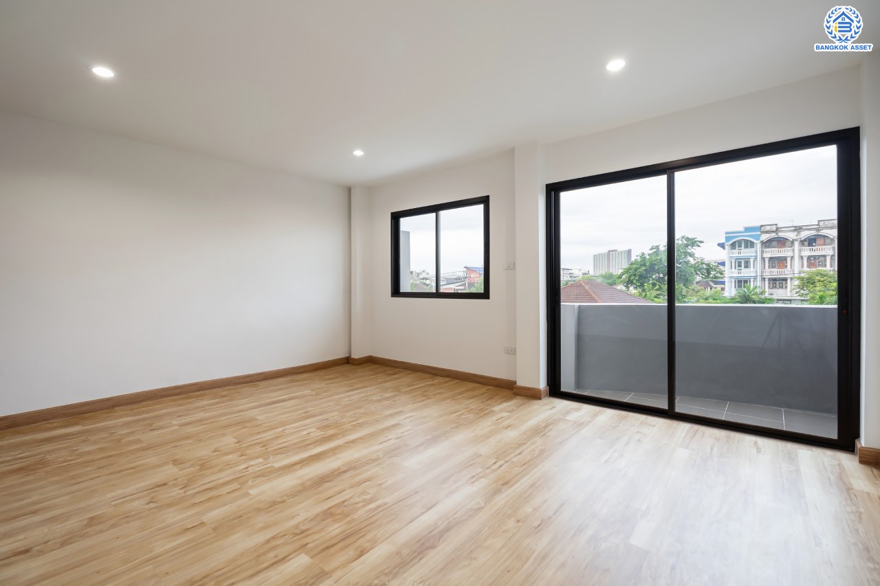 บ้านมือสองตกแต่งใหม่ ดีไซน์สวย ม.บ้านช่อชัยพฤกษ์ จรัญฯ-ปิ่นเกล้า เนื้อที่ 30.6 ตร.ว. ฟังก์ชัน 3 ห้องนอน 3 ห้องน้ำ จอดรถได้ 2 คัน รองรับทุกกิจกรรม บนทำเลเชื่อมต่อหลายเส้นทาง ใกล้จุดขึ้นทางด่วน "ศรีรัช" และรถไฟฟ้าสายสีแดง "สถานีบางบำหรุ"